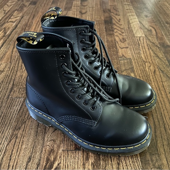 Dr. Martens 1460 Black Smooth Leather Combat Boot - Size Women’s 8, Men’s 7 - Picture 2 of 16